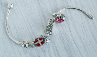 女人戴什么手链好（五十岁女人戴什么手链好）