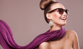 皮肤黑黄适合戴什么颜色的围巾 皮肤黑黄适合戴什么颜色的围巾图片