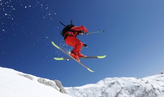 自由式滑雪大跳台和空中技巧的区别 自由式滑雪大跳台比赛规则