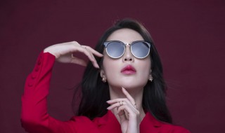 墨镜怎么戴好看（墨镜怎么戴好看女生）