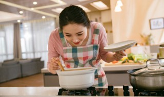 夏日消暑海南菜系椰子鸡做法（海南椰子鸡佐料）