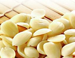 桃仁的功效作用和药用价值（桃仁的功效作用和药用价值是什么）