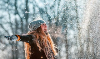 2022形容第一场雪的心情说说(2020年第一场雪的说说心情短语)