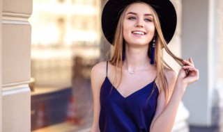 克莱因蓝搭配什么颜色好看（克莱因蓝搭配什么颜色好看裤子）