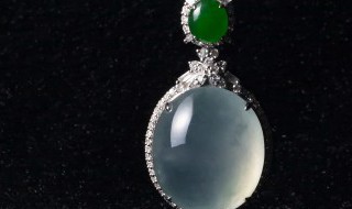学生带什么寓意的翡翠吊坠好 小女孩戴什么玉吊坠寓意好