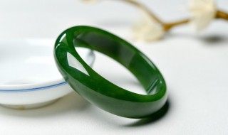 翡翠手镯戴左手还是右手(女士翡翠手镯戴左手还是右手)