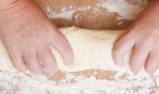 饺子皮用冷水还是热水和 包饺子的皮用冷水还是热水