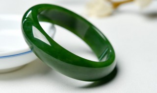 怎么辩别翡翠手镯真假（如何分辨翡翠手镯的真假?）