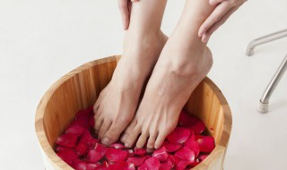 冬天热水泡脚的好处和坏处（热水泡脚夏天有什么好处）