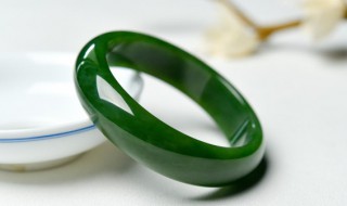 一万块的翡翠手镯怎么样(一万左右的翡翠手镯)