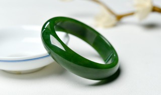 怎么分辨翡翠玉镯的真假 怎么分辨翡翠玉镯的真假好坏