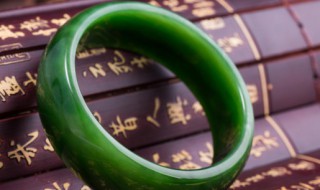 满绿色翡翠手镯怎么样 满绿色翡翠手镯怎么样豆绿