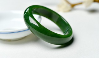 玉镯怎么挑合适的颜色 怎样挑选玉手镯的颜色