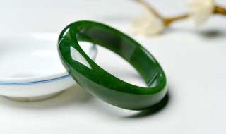 翡翠玉镯怎么选颜色（玉镯怎么挑合适的颜色）