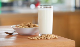 每天晚上喝牛奶会长胖吗（为什么晚上喝牛奶会长胖吗）