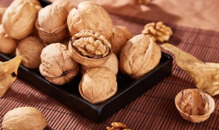 核桃剥开后表皮发黑能吃吗（核桃剥皮后变黑还能吃吗）
