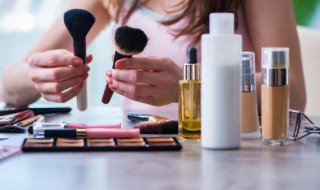 晚霜和日霜是一样的吗（日霜还是晚霜好）