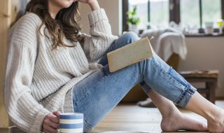 紧身破洞牛仔裤怎么搭配 破洞牛仔裤怎么穿搭