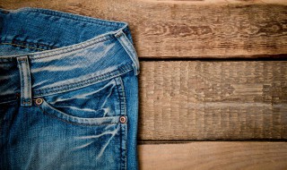 破洞牛仔裤配什么上衣好看（破洞牛仔裤配什么上衣好看图片）