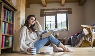 破洞牛仔裤搭配 破洞牛仔裤搭配什么鞋子