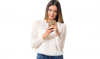 紧身破洞牛仔裤配什么上衣好看（紧身破洞牛仔裤配什么上衣好看图片）