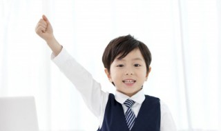 一座绿色的山下面一条河打一成语 一个绿色的山一条河打一成语