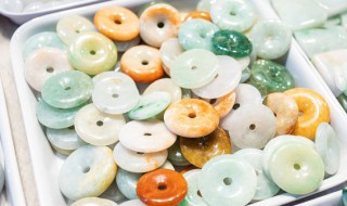 和田玉还是翡翠 手镯选和田玉还是翡翠