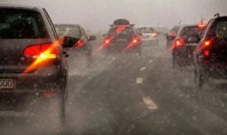 雨天开车开什么灯（下大雨天开车开什么灯）