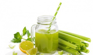 芹菜榨汁喝有什么好处（西芹榨汁喝有什么好处）