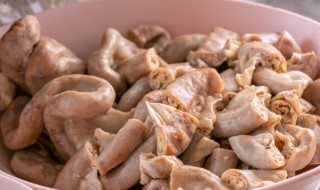 爆炒肥肠怎么炒（爆炒肥肠最正宗的做法窍门）