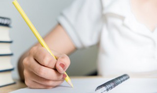 形容教室里很安静的四字词语（形容教室里安静的四字成语）