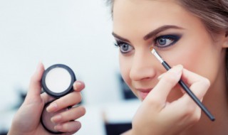 怎么化适合绿眼睛的妆（绿色的眼妆）