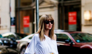 棕色小皮裙搭配什么上衣好看（棕色皮裙搭配什么外套）