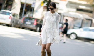 花裙子和什么上衣搭配好看（花裙子上身配什么颜色的上衣好看）