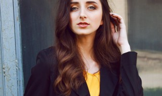 黑色风衣里面搭配什么裙子好看 黑色风衣里面搭配什么裙子好看图片