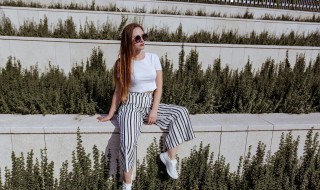 雪花裤配什么颜色的上衣（雪花牛仔裤配什么上衣好）