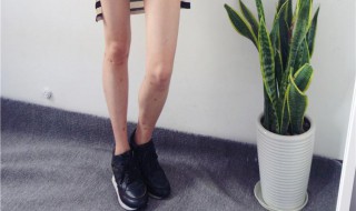 黑白条纹的连衣裙要搭配什么鞋子（黑白相间的连衣裙配什么鞋子）