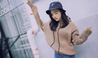 棕色毛衣配什么颜色的衬衫里搭（棕色的外套搭什么颜色的毛衣）