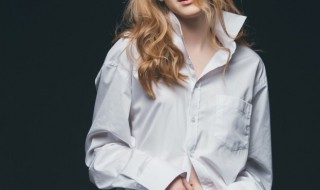 白色衬衫可以搭配黑色运动裤么 白衬衫和黑色运动裤搭配