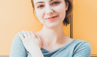 白色短袖配什么颜色的长袖好看 白色短袖配什么颜色的长袖好看男