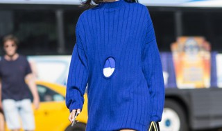 蓝色毛衣配什么色的衬衫好看 蓝色衬衫外面穿什么颜色毛衣