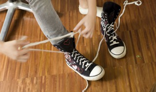 范斯鞋带系法（范斯板鞋鞋带怎么系好看）