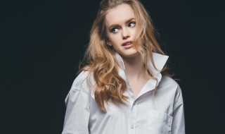 墨绿色卫衣里面搭配什么衬衫（墨绿色卫衣搭什么外套）