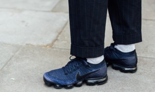 黑色运动鞋搭配什么裙子好看（黑色运动鞋配裙子好看吗）