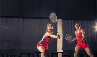 羽毛球高远球的握拍和击球问题 羽毛球握拍高低