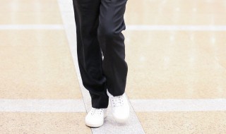 黑色的运动裤搭配白色板鞋好看吗（黑色的运动裤搭配白色板鞋好看吗图片）