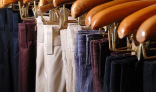 白色裤子搭配什么颜色衬衫好看 白色裤子搭配什么颜色衬衫好看图片