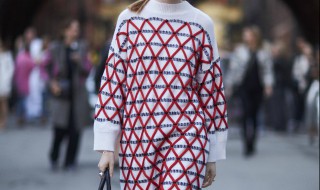 红毛衣应该搭配什么颜色的衬衫（什么颜色外套配红色毛衣）