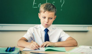 我在看电视用英语怎么说 中午我在看电视用英语怎么说