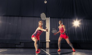 羽毛球怎么发球(正规羽毛球怎么发球)